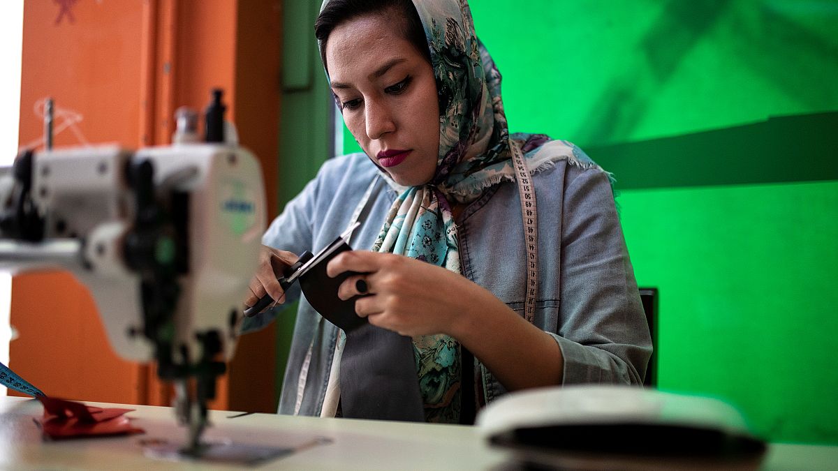 Mülteci botlarını çantaya dönüştürüyor: Afgan kadının başarı hikayesi