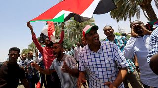 محتجون سودانيون خلال اليوم الثاني من الاضراب العام في الخرطوم قبل 5 أيام