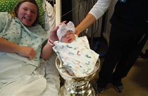 الرضيعة أنّ-ماري في الكأس وتظهر والدتها إلى جانبها