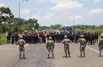 خلال اعاقة تقدم قافلة المهاجرين