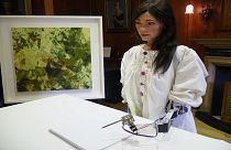 الروبوت أيدا تستخدم قلما ملحقا بذراعها للرسم