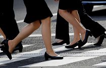 وزير ياباني يعارض حملة لوقف انتعال الكعوب العالية في العمل