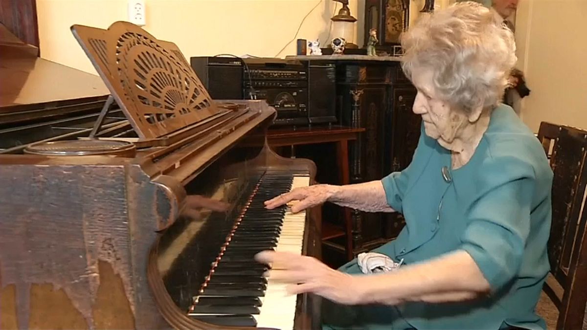 عمرها 108 عاما وتعزف بمهارة