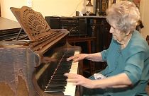 عمرها 108 عاما وتعزف بمهارة