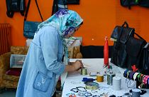 روایت زن مهاجر افغان در یونان؛ «با قایق آمدم، از قایق کیف می‌دوزم»