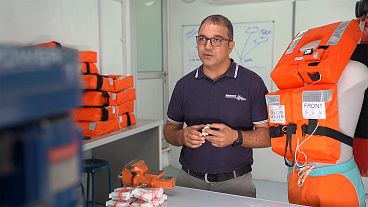 Un económico sistema para salvar vidas en un posible naufragio o evacuación Un económico sistema para salvar vidas en un posible naufragio o evacuación