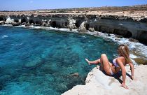 Η θάλασσα στο Κάβο Γκρέκο μεταξύ Αγίας Νάπα και Πρωταρά στην Κύπρο