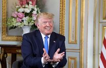 ترامب في مقر محافظة كاين الفرنسية يحاور نظيره ماكرون (لا يظهر في الصورة)