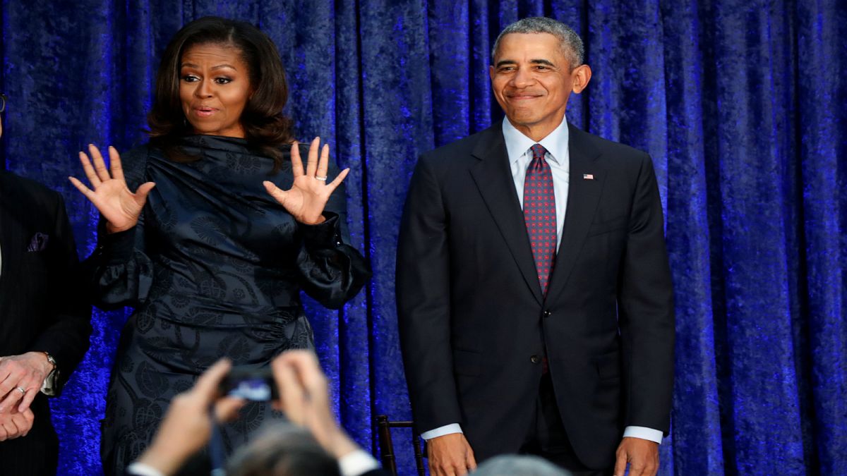 الرئيس الأمريكي السابق باراك أوباما وزوجته ميشال خلال حفل في واشنطن اليوم 