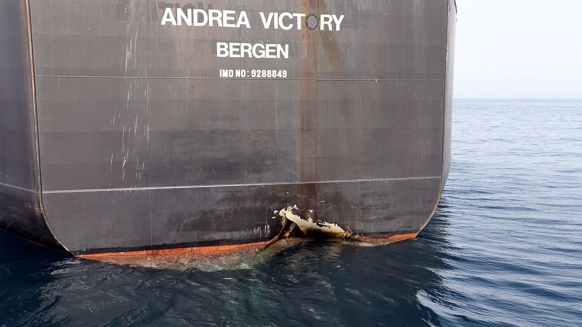إحدى السفن التجارية التي تعرضت لأعمال تخريبية قرب إمارة الفجيرة في الإمارات