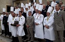 شاهد: مسابقة للطهي يشاركُ فيها كبار ضبّاط الجيش الفرنسي