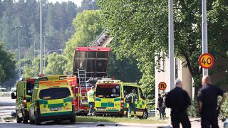 أفراد إنقاذ في موقع انفجار في بلدة لينشوبينج بجنوب السويد يوم الجمعة
