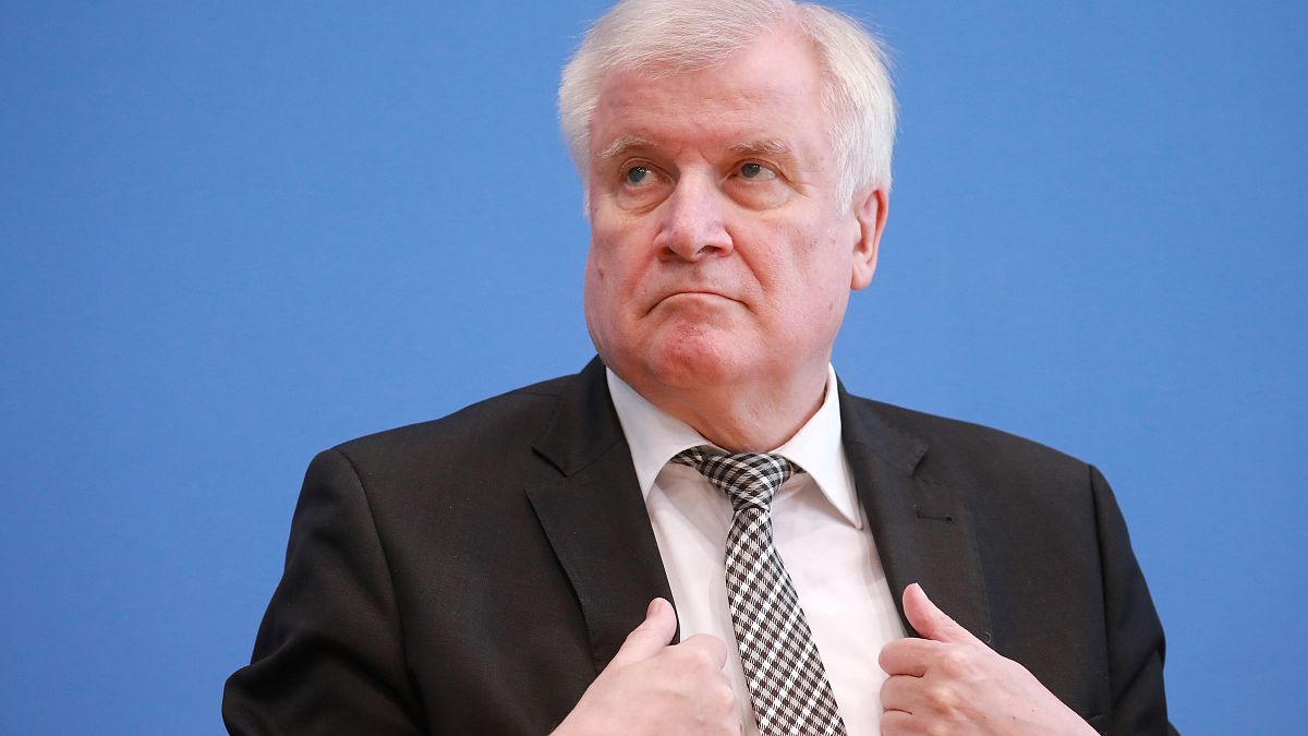 Bundestag beschließt Migrationspaket - Aufregung um Seehofer