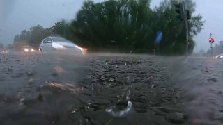 بارش باران سیل‌آسا و آب‌گرفتگی خیابان‌ها در لهستان