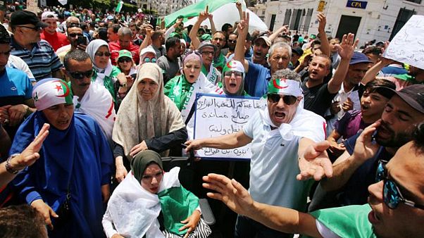الجزائريون إلى الشارع مجددا في الجمعة الـ 16.. مواقف ثابتة وشعار واحد: إرحلوا جميعا الجزائريون إلى الشارع مجددا في الجمعة الـ 16.. مواقف ثابتة وشعار واحد: إرحلوا جميعا