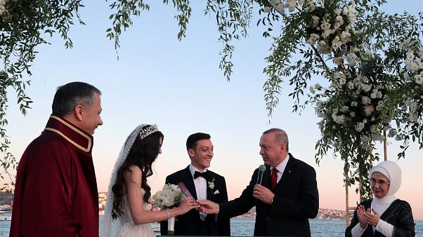 Ο Ερντογάν μάρτυρας στον γάμο του Οζίλ Ο Ερντογάν μάρτυρας στον γάμο του Οζίλ