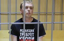 O jornalista russo 'anti-corrupção' vai aguardar julgamento em casa
