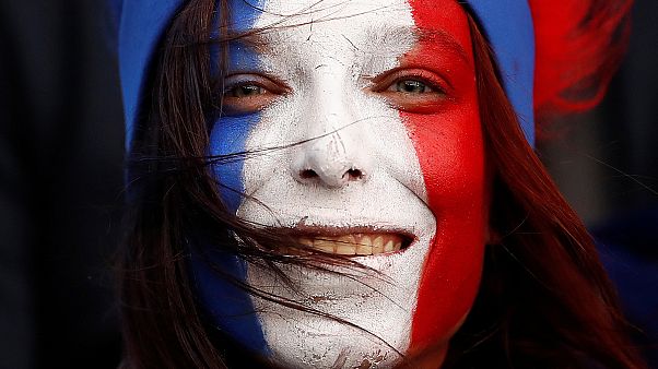 EGY FRANCIA SZURKOLÓ EGY FRANCIA SZURKOLÓ