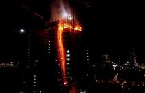 Polonya'da 130 metre yüksekliğindeki binada yangın