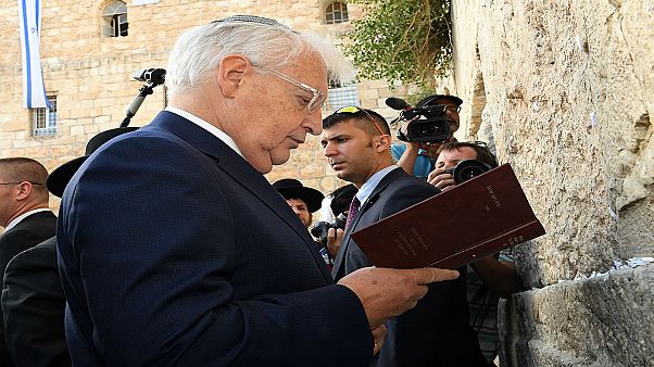 السفير الأمريكي ديفيد فريدمان يصلي أمام الحائط الغربي في القدس 15-05-2017 السفير الأمريكي ديفيد فريدمان يصلي أمام الحائط الغربي في القدس 15-05-2017
