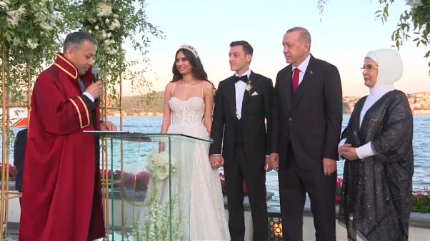 Έγιναν κουμπάροι Ρετζέπ Ταγίπ Ερντογάν και Μεσούτ Εζίλ Έγιναν κουμπάροι Ρετζέπ Ταγίπ Ερντογάν και Μεσούτ Εζίλ