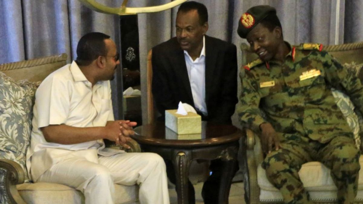 Etiyopya Başbakanı Ahmed General Abdül Fettah el-Burhan ile birlikte