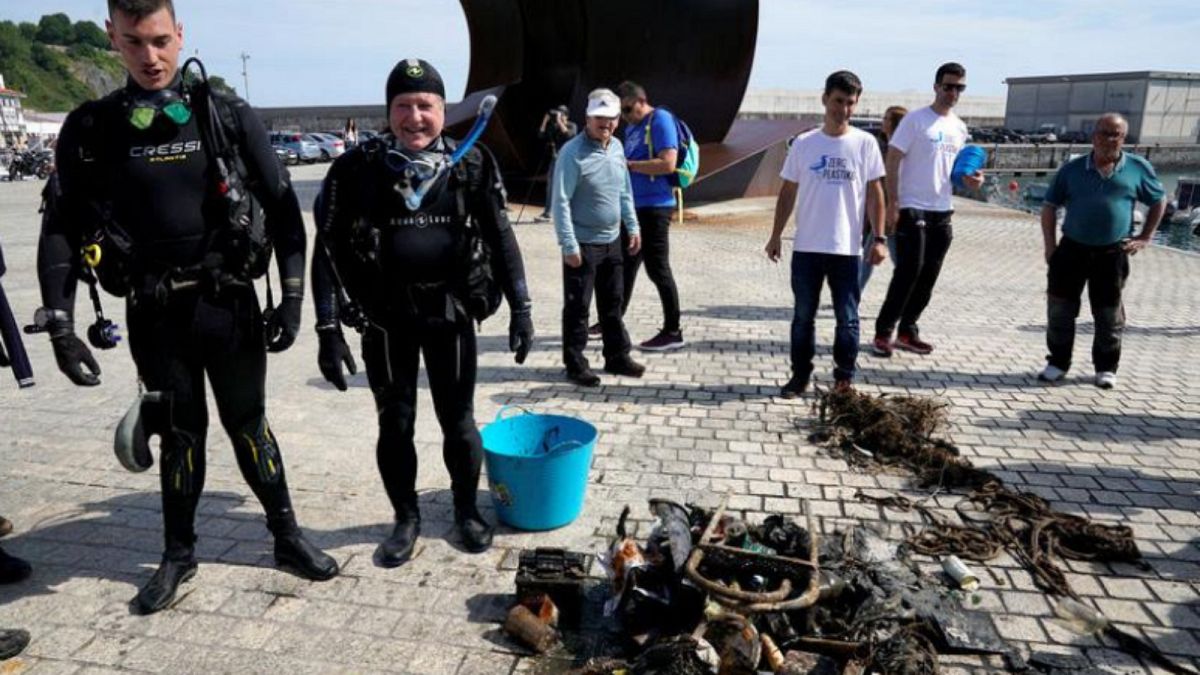 آلاف المتطوعين يشاركون في تنظيف ساحل شمال إسبانيا من النفايات والبلاستيك