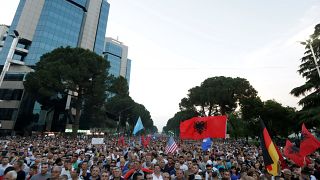 أنصار المعارضة الألبانية يطالبون بتنحي رئيس الوزراء ادي راما 
