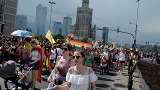 رژه گسترده رنگین‌کمانی‌ها در ورشو با وجود مواضع دولت لهستان علیه دگرباشان