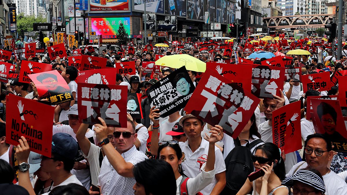 Hong Kong'da 'Çin'e iade yasasına hayır' protestosu: Binlerce gösterici sokakta