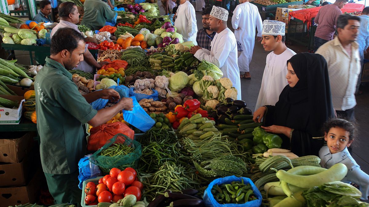 عُمانيون يشترون من سوق الموالح بالعاصمة مسقط استعداد لشهر رمضان. 4أيار 2019