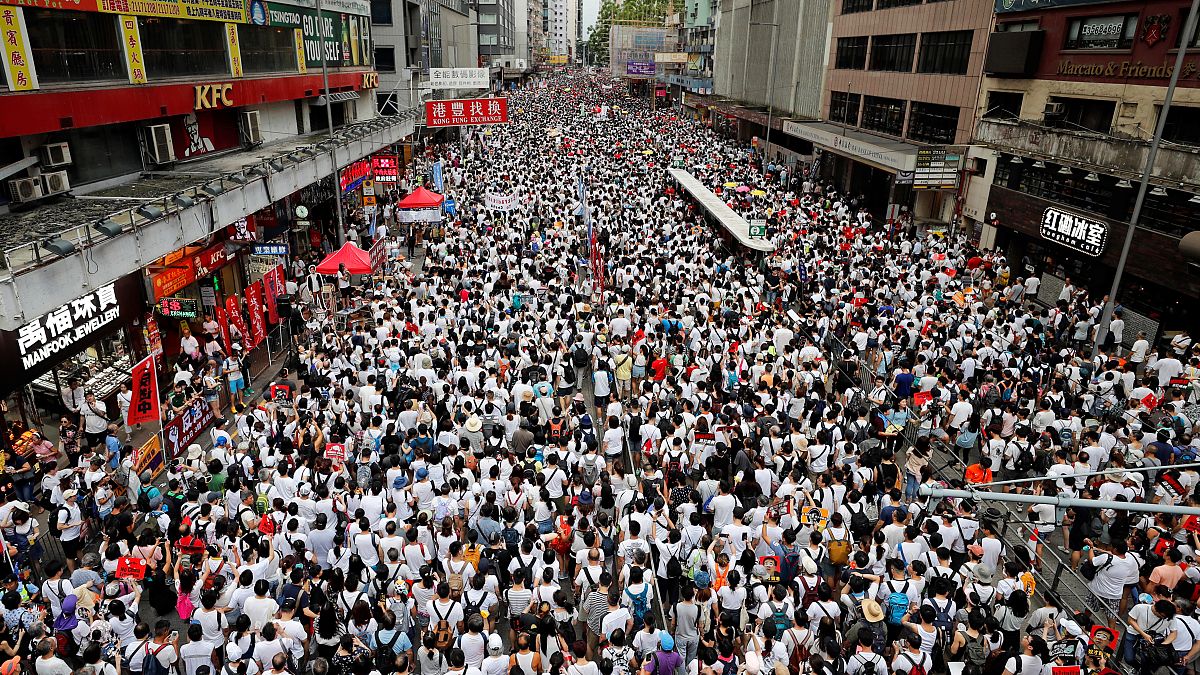 Hong Kong'da yüz binlerce kişinin katılımı ile yönetim protesto edildi