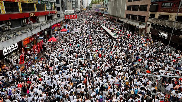Hong Kong'da yüz binlerce kişinin katılımı ile yönetim protesto edildi Hong Kong'da yüz binlerce kişinin katılımı ile yönetim protesto edildi