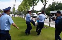 Rendőrök vitték el a kazah választás napján tüntetőket