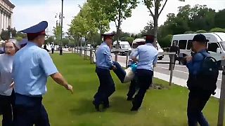 Rendőrök vitték el a kazah választás napján tüntetőket
