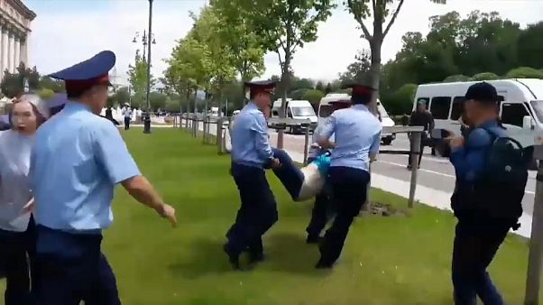 Almaty: 100 Oppositionelle bei Präsidentenwahl festgenommen Almaty: 100 Oppositionelle bei Präsidentenwahl festgenommen