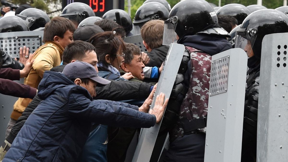 Seçimi demokratik bulmayan Kazaklar sokağa çıktı: Yüzlerce protestocu gözaltında