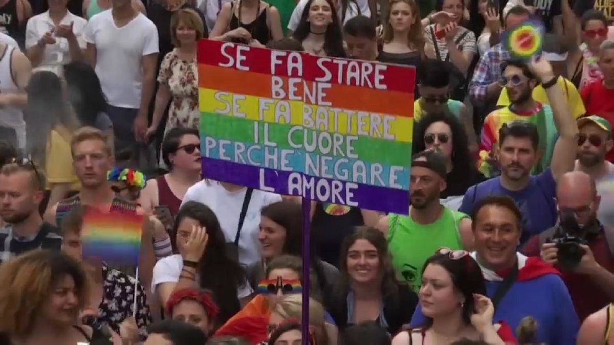 Gay Pride, in 700mila a Roma: "nostro arcobaleno contro oscurantismo"