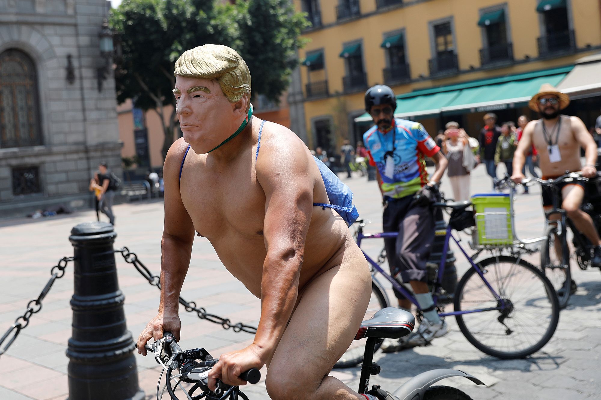 Video. Annual nude bike ride turns heads in Mexico City