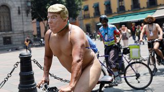 Meksika'da bisikletçi hakları için çıplak protesto