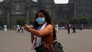 سيدة تضع كمامة في العاصمة المكسيكية بعد زيادة التلوث بشكل كبير. أيار 2019