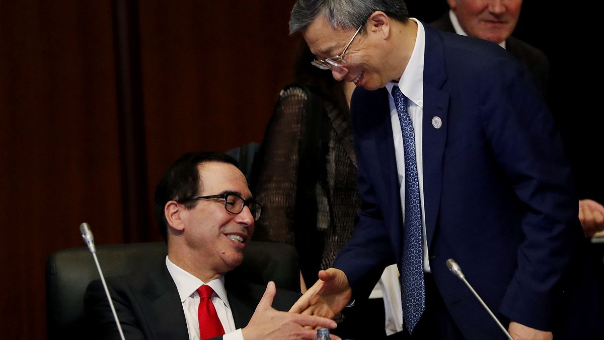 وزير الخزانة الأميركي ستيفن منوشين يصافح محافظ البنك المركزي إي يانج / G20 