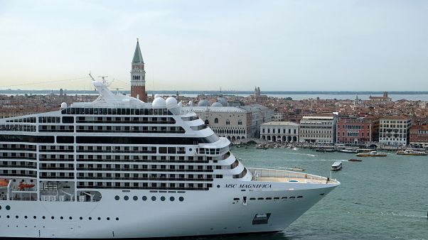 Poluição gerada por navios-cruzeiro atinge recorde Poluição gerada por navios-cruzeiro atinge recorde