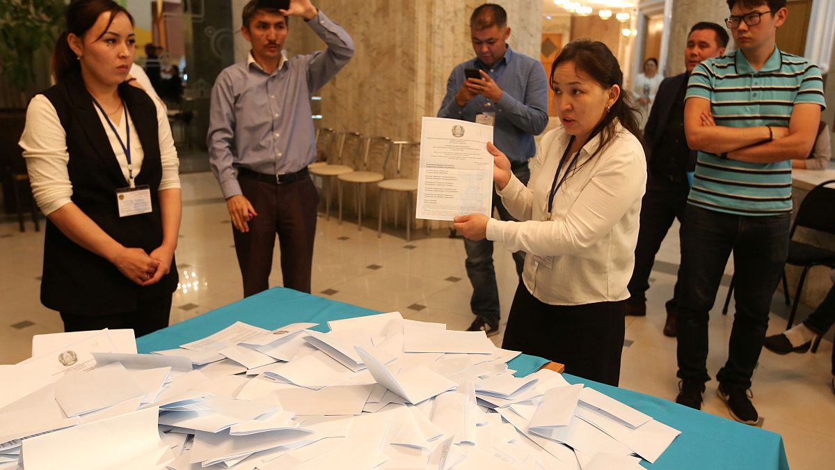 Formális kazah elnökválasztás 500 letartóztatással