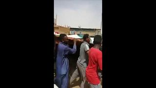 شاهد: السودانيون يشيعون قتلاهم إلى مثواهم الأخير