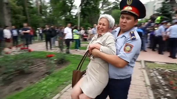 اعتقالات بالجملة في كزخستان من المحتجين على الانتخابات اعتقالات بالجملة في كزخستان من المحتجين على الانتخابات