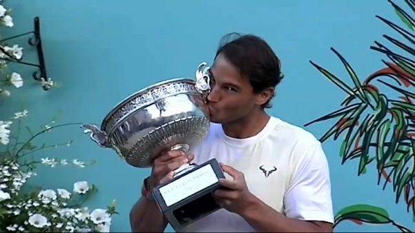 Nadal, a tres títulos de superar a Federer tras ganar su 12º Roland Garros Nadal, a tres títulos de superar a Federer tras ganar su 12º Roland Garros