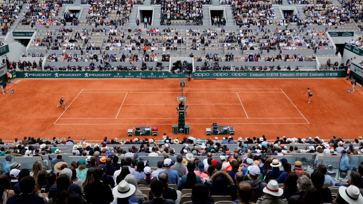 Fransa Tenis Federasyonu Roland Garros'ta boş kalan koltukları 'çalışanlarla doldurdu'