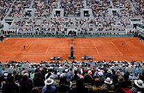 Fransa Tenis Federasyonu Roland Garros'ta boş kalan koltukları 'çalışanlarla doldurdu'