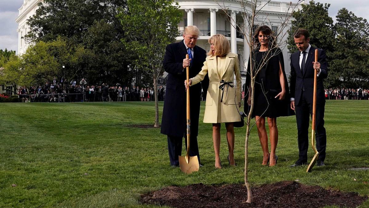 Las dos parejas presidenciales plantando el árbil en abril de 2018